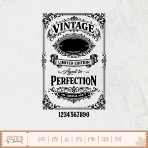 Pu&ograve; includere: Design in bianco e nero in stile vintage con la parola "VINTAGE" in alto. Il design include una forma ovale, uno striscione con la scritta "LIMITED EDITION" e la frase "Aged to Perfection". I numeri 1234567890 sono in basso.