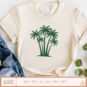 Op de afbeelding: Cr&egrave;mekleurig T-shirt met een donkergroene palmboomafbeelding. Het ontwerp bevat verschillende palmbomen van verschillende hoogtes. Het shirt heeft korte mouwen en een ronde hals. De onderkant van het shirt heeft een label met "VECTORS by Sarmad" en bestandstypen.