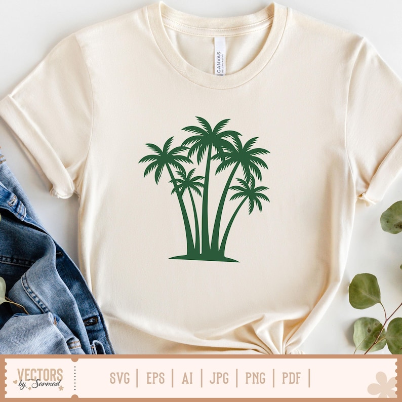 Op de afbeelding: Cr&egrave;mekleurig T-shirt met een donkergroene palmboomafbeelding. Het ontwerp bevat verschillende palmbomen van verschillende hoogtes. Het shirt heeft korte mouwen en een ronde hals. De onderkant van het shirt heeft een label met "VECTORS by Sarmad" en bestandstypen.