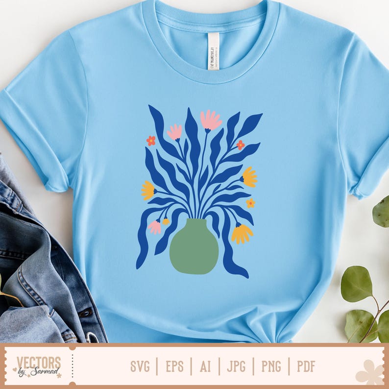 Op de afbeelding: Lichtblauw T-shirt met een bloemenontwerp. De afbeelding bevat een groene vaas met blauwe bladeren, roze en gele bloemen. De tekst "VECTORS by Sarmad" en bestandstype-opties staan onderaan.