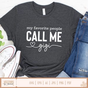 Pu&ograve; includere: T-shirt grigio scuro con la scritta bianca "my favorite people CALL ME gigi". Il design include un simbolo a forma di cuore. L'immagine mostra anche jeans blu e scarpe da ginnastica bianche. La parte inferiore dell'immagine mostra il testo "VECTORS by Sarmad" e le opzioni del tipo di file.