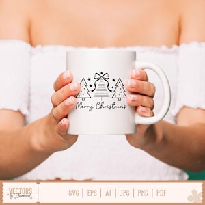 Puede incluir: Una taza de cer&aacute;mica blanca con un dise&ntilde;o gr&aacute;fico negro de tres &aacute;rboles de Navidad estilizados, con el &aacute;rbol central rematado por un lazo y estrellas, y el texto Merry Christmas impreso en una fuente cursiva debajo de los &aacute;rboles.