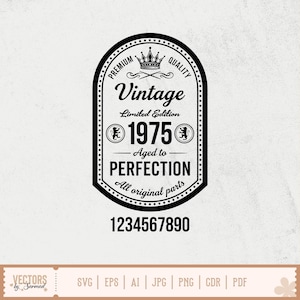 Pu&ograve; includere: Grafica in bianco e nero a tema vintage con il testo "Vintage Limited Edition 1975 Aged to Perfection All original parts." La grafica include una corona e i numeri 1234567890.