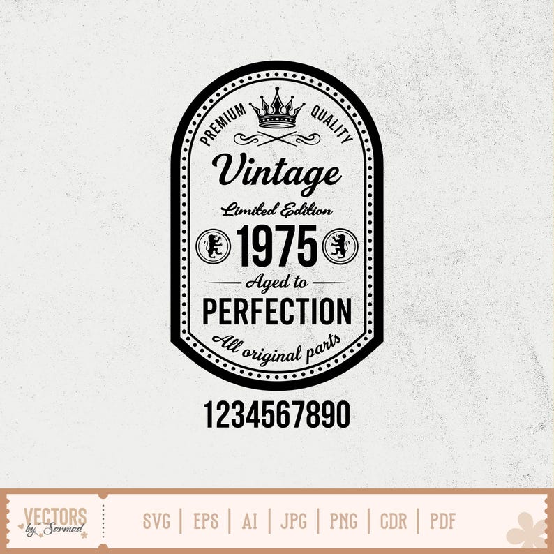Pu&ograve; includere: Grafica in bianco e nero a tema vintage con il testo "Vintage Limited Edition 1975 Aged to Perfection All original parts." La grafica include una corona e i numeri 1234567890.