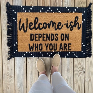 Willkommen - ish Fußmatte, lustige Fußmatte, Willkommensmatte, lustiges Geschenk, Haustürmatte, Housewarming, Abschlussgeschenk