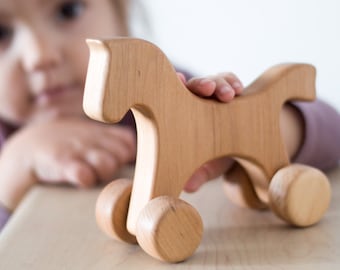 Caballo de empuje de madera sobre ruedas / Caballo de juguete de madera hecho a mano / Juguete animal Waldorf Hecho en Ucrania