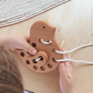 Houten speelgoed vogelveter | Houten speelgoed rijgen voor peuters | Montessori 1e naaispeelgoed | Houten paascadeau gemaakt in Oekraïne