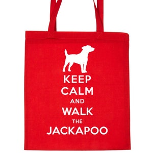 Puede incluir: Bolso tote rojo con texto blanco y una silueta de perro. El texto dice "KEEP CALM AND WALK THE JACKAPOO". El bolso tiene dos asas rojas.