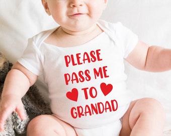 Print4U Pass Me To Grandad Tutina divertente con pops per tata, regalo per neonati 0-18 mesi