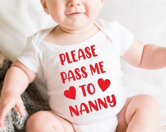 Print4U Pass Me To My Nanny Body divertido para bebé Nan Gran Nanny, regalo para bebé de 0 a 18 meses, mameluco para recién nacido