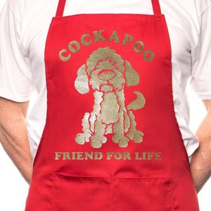 Könnte beinhalten: Rote Küchenschürze mit einem goldenen Glitzer-Design eines Cockapoo-Hundes und dem Text "Friend for Life".