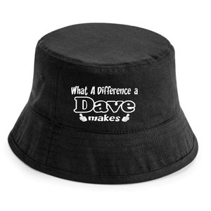 Könnte beinhalten: Schwarzer Bucket Hat mit weißem Text, der "What A Difference a Dave makes" mit Daumen hoch Symbolen lautet.