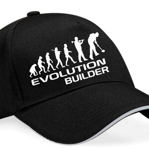 Peut inclure: Casquette de baseball noire avec un graphique blanc d'évolution de l'homme et le texte "EVOLUTION BUILDER".