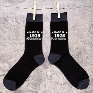 Print4u 50th Birthday Born in 1975 Men&#39;s Novelty Socks Black 50 Year Old Gift