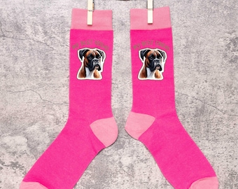 Puede incluir: Un par de calcetines rosa brillante con un retrato de perro Boxer en cada calcetín. Los calcetines tienen talón y puntera rosa claro, y una banda rosa claro en la parte superior. El texto "MY BEST FRIEND" está impreso encima del retrato del perro.
