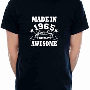 Print4u 60th Birthday Men&#39;s Tee Made in 1965 60 Years of Being Awesome Novelty Funny T-Shirt