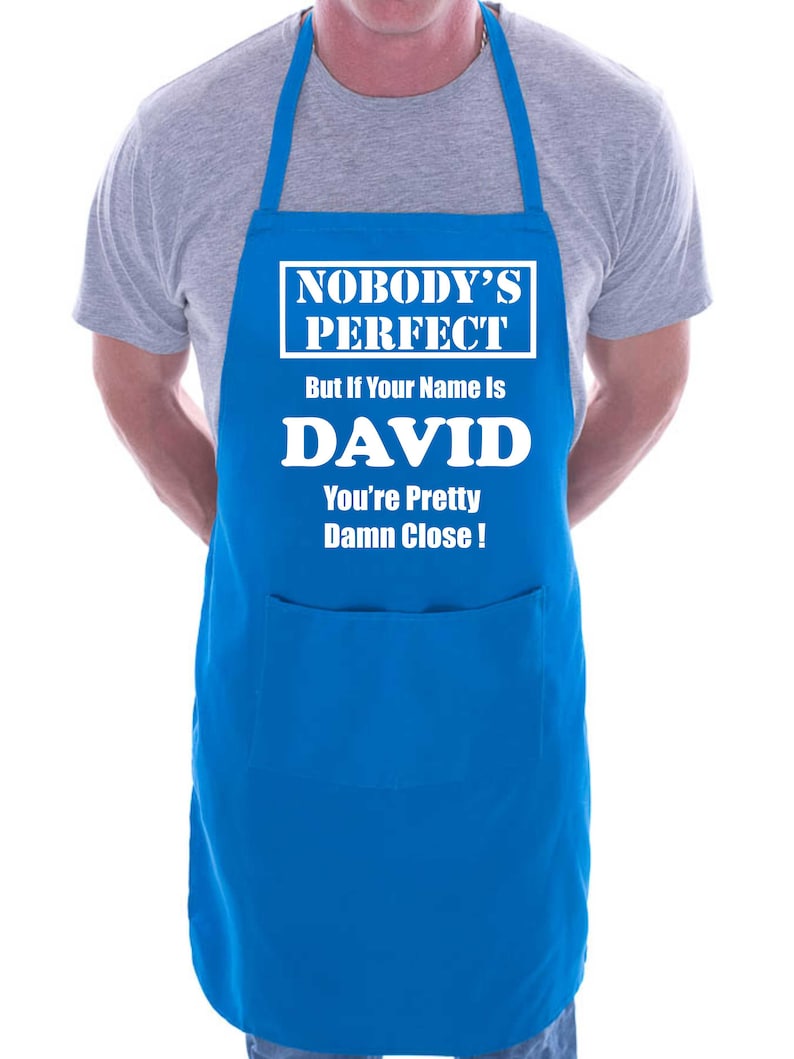 Puede incluir: Delantal azul con texto blanco que dice "Nobody's Perfect But If Your Name Is DAVID You're Pretty Damn Close!"