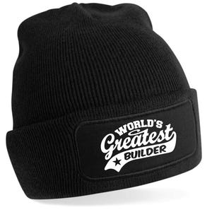 Peut inclure: Un bonnet noir en tricot avec un patch blanc qui dit "World's Greatest Builder" dans une police rétro.