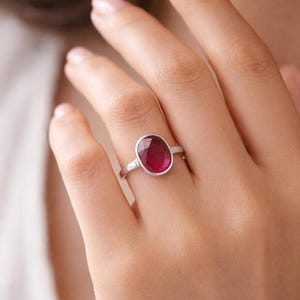 Natural Ruby Ring, Juli Verjaardag Sieraden, Cadeau voor haar, Solitaire Ring, Sterling Silver ring, Handgemaakte Ring
