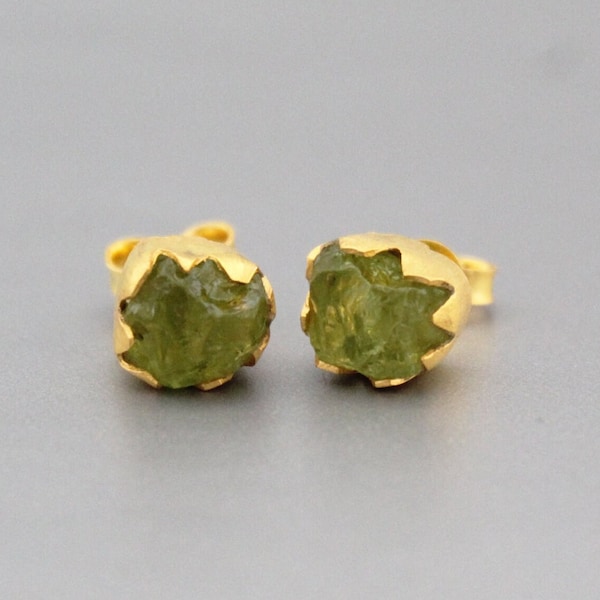 Orecchini di peridoto grezzo, orecchini di pietre preziose grezze, orecchini d'oro delicati, orecchini a bottone d'argento,