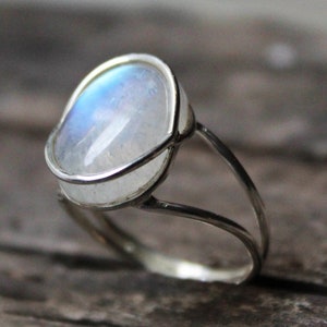 Rainbow moonstone Ring , Blue Flash Ring, Solid 925 Sterling Silver, Classic Wedding Accessories, Holiday Season Jewelry, Gift for Wife image 3