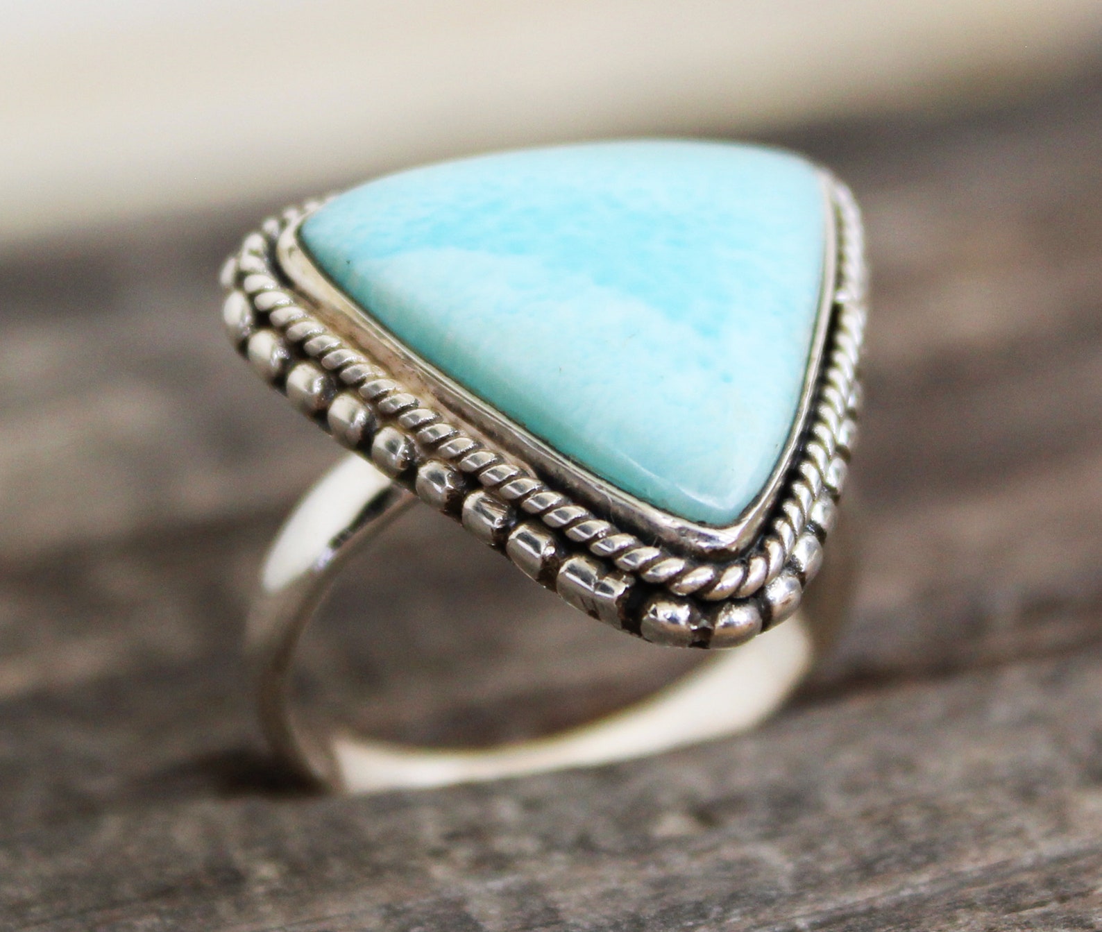 BAGUE D'ÉTERNITÉ EN SAPPHIRE La bande sertie de g... | Bagues: enchères