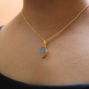 Raw Aquamarine Necklace, 18K Gold Necklace, Blue Necklace, March Birthstone Jewelry, Minimalist Statement Necklace, Layered Pendant