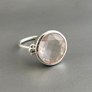 Handgemachter Rosenquarz-Sterlingsilberring, zierlicher minimalistischer Schmuck, Geburtstagsgeschenk, Geburtssteinring, rosa Edelsteinring