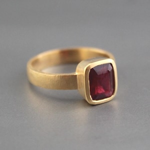 Quadratischer Rubinring, 18K Gold gefüllter Ring, Solitärring, quadratischer facettierter Ring, natürlicher RubinHochzeitsgeschenke