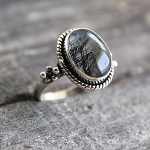 Ring i svart rutilkvarts, oval ädelstensring i sterlingsilver, ring i rutilkvarts, handgjord present till henne