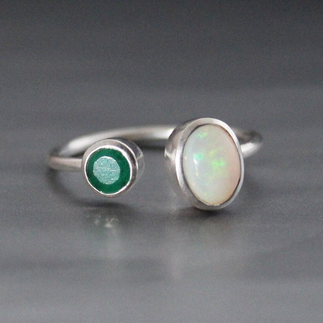 Smaragd- und Opalring, verstellbarer Steinring, einzigartiger Smaragdring, äthiopischer Opalring, minimalistischer Ring, Verlobungsring