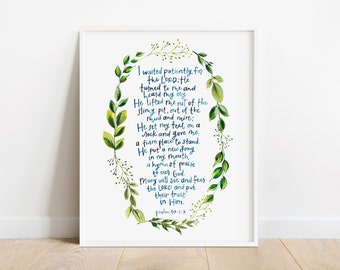 Può includere: Una stampa incorniciata con un design ad acquerello. Il testo del Salmo 40:1-3 è in scrittura blu, circondato da una ghirlanda floreale verde e bianca. La cornice è bianca e lo sfondo è di colore chiaro.