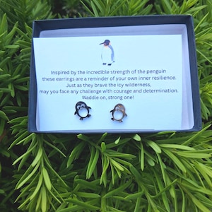 Tarjeta inspiradora de pingüino con pendientes de acero inoxidable: regalo de fuerza interior para ella, resiliencia, motivación y un fuerte impulso para caminar.