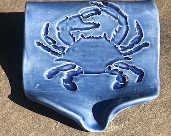 Jabonera de cerámica con forma de cangrejo azul hecha a mano: Cerámica autodrenante