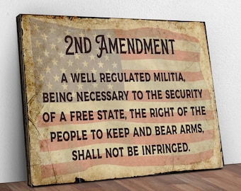 以下が含まれることがあります： アメリカの国旗をモチーフにしたヴィンテージ風のデザインで、"2ND AMENDMENT"の文字と、アメリカ合衆国憲法修正第2条の全文が書かれています。