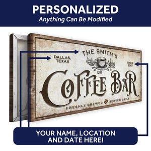 Może przedstawiać: W stylu vintage znak kawiarni z tekstem "The Smith's Coffee Bar" w brązowych literach na białym tle. Znak zawiera r&oacute;wnież tekst "Dallas, Texas" i "Since 2007".