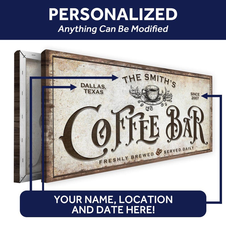 Może przedstawiać: W stylu vintage znak kawiarni z tekstem "The Smith's Coffee Bar" w brązowych literach na białym tle. Znak zawiera r&oacute;wnież tekst "Dallas, Texas" i "Since 2007".