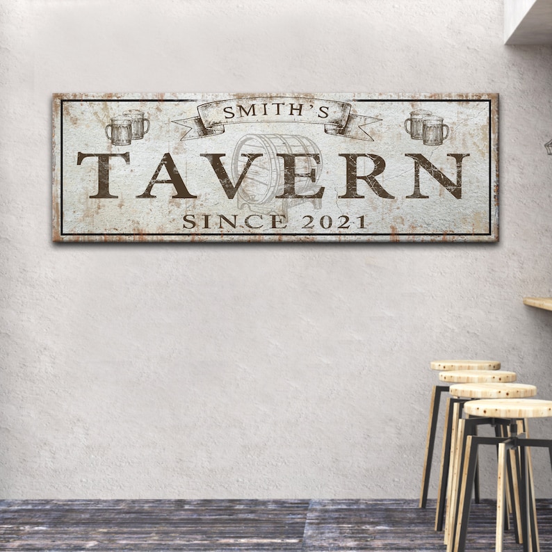 K&ouml;nnte beinhalten: Ein rustikales Holzschild mit dem Text "Smith's Tavern Since 2021" in braunen Buchstaben. Das Schild zeigt ein Fass und zwei Bierkr&uuml;ge.