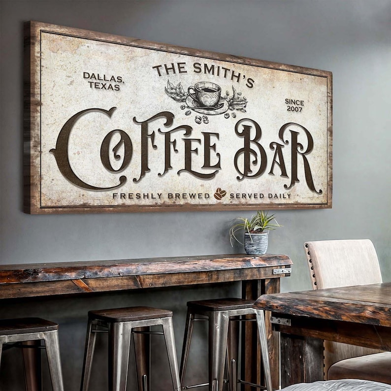 Może przedstawiać: Szyld w stylu vintage dla kawiarni o nazwie "The Smith's Coffee Bar" z tekstem "Dallas, Texas" i "Since 2007" na szyldzie. Szyld ma brązową drewnianą ramę i białe tło z brązowym tekstem. Szyld zawiera r&oacute;wnież rysunek filiżanki kawy i ziaren kawy.