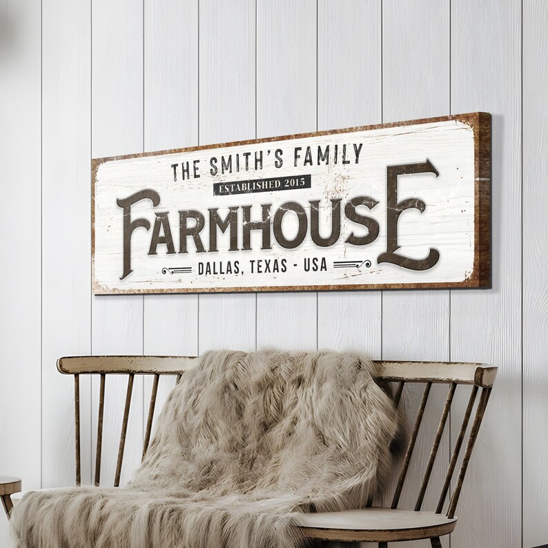 K&ouml;nnte beinhalten: Ein wei&szlig;es Holzschild mit abgenutzter Farbe und schwarzen Buchstaben. Das Schild lautet "The Smith's Family Farmhouse Established 2015 Dallas, Texas - USA".