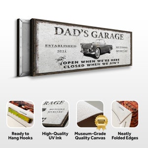 Puede incluir: Una impresi&oacute;n en lienzo blanco con un dise&ntilde;o de estilo vintage que presenta una imagen en blanco y negro de un autom&oacute;vil cl&aacute;sico y el texto "Dad's Garage Established 2021 My Tools My Rules Open When We're Here Closed When We Ain't". La impresi&oacute;n tiene un marco de madera desgastado y est&aacute; lista para colgar con ganchos de sierra.