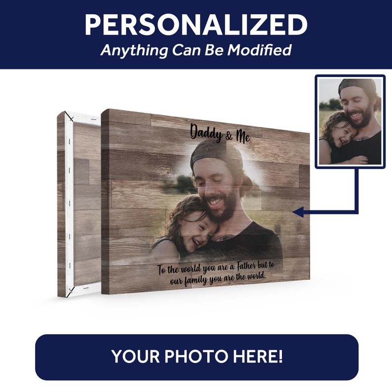 Puede incluir: Impresi&oacute;n personalizada en lienzo con fondo de veta de madera. La impresi&oacute;n presenta una foto de un padre y una hija con el texto "Daddy & Me" y "To the world you are a father but to our family you are the world."