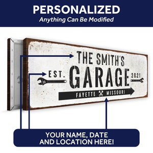 Puede incluir: Un letrero blanco con texto negro que dice "The Smith's Garage Est. 2021 Fayette Missouri". El letrero tiene un aspecto desgastado y presenta iconos de llaves inglesas a cada lado del texto.