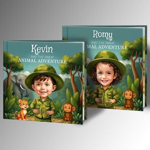Pu&ograve; includere: Due libri per bambini intitolati "Kevin e la Grande Avventura Animale" e "Romy e la Grande Avventura Animale". Ogni libro presenta un'illustrazione a cartoni animati di un bambino in tenuta da safari, circondato da animali della giungla.