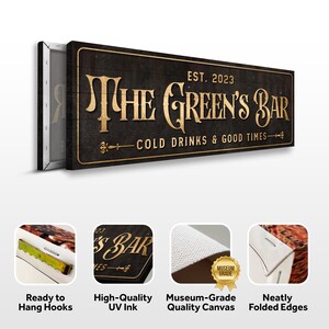 K&ouml;nnte beinhalten: Ein schwarzer und goldener Leinwanddruck mit dem Text "The Green's Bar - Cold Drinks & Good Times - Est. 2023". Der Druck hat eine verwitterte Holzmaserung und ist mit S&auml;gezahn-Aufh&auml;ngern zum Aufh&auml;ngen bereit.