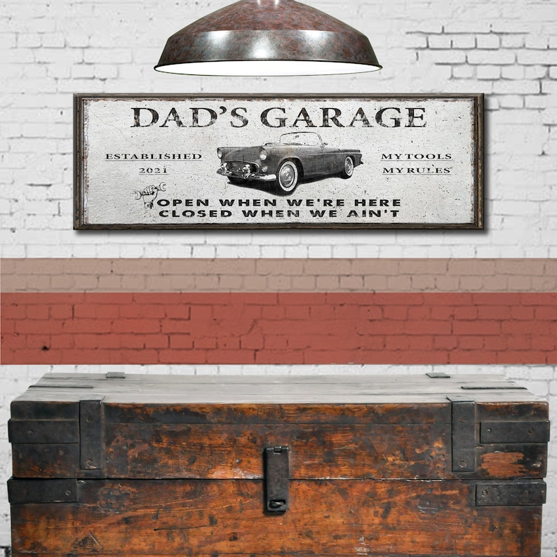 Puede incluir: Un letrero blanco con texto negro que dice "Garage de pap&aacute; Establecido en 2021 Mis herramientas Mis reglas Abierto cuando estamos aqu&iacute; Cerrado cuando no estamos". Un coche antiguo est&aacute; representado en el letrero.