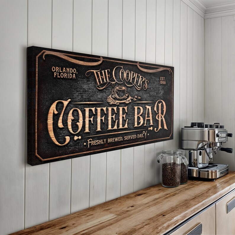 Op de afbeelding: Een zwart en bruin houten bord met de tekst "The Cooper's Coffee Bar" in gouden letters. Het bord bevat ook de tekst "Orlando, Florida" en "Est. 1998".