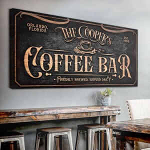 Op de afbeelding: Een zwart en bruin houten bord met de tekst "The Cooper's Coffee Bar" in een vintage lettertype. Het bord bevat ook de tekst "Orlando, Florida" en "Est. 1998".