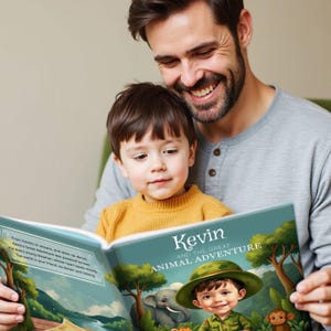Pu&ograve; includere: Un padre e un bambino leggono un libro insieme. La copertina del libro &egrave; verde acqua con il titolo "Kevin e la Grande Avventura Animale" e un'illustrazione di un bambino in tenuta da safari. Il bambino indossa un maglione giallo.