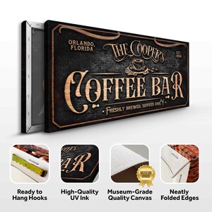 Op de afbeelding: Een zwart en bruin houten bord met de tekst "The Cooper's Coffee Bar" in gouden letters. Het bord bevat ook de tekst "Orlando, Florida" en "Est. 1998".
